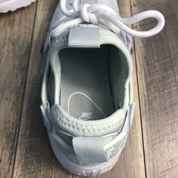 NWT Nike Air Huarache City Low Barely Grey White W - Picture 8 of 8